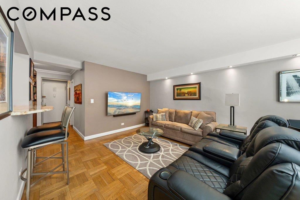 310 Lexington Avenue, Unit 2H photo 2