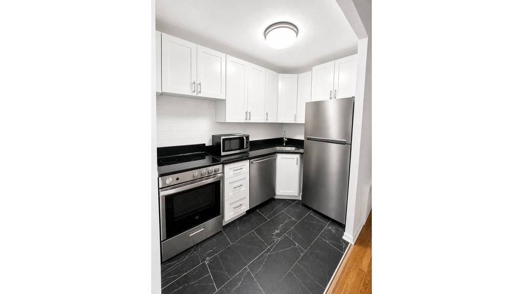 314 West 52nd Street, Unit 3 photo 4
