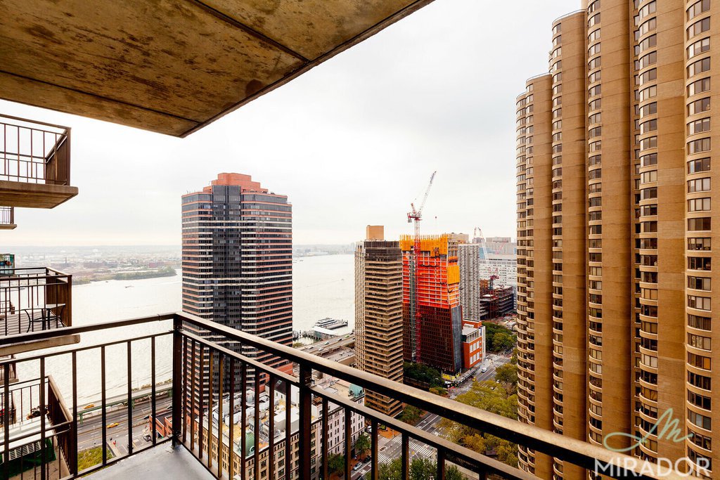 330 East 39th Street, Unit 35R photo 2