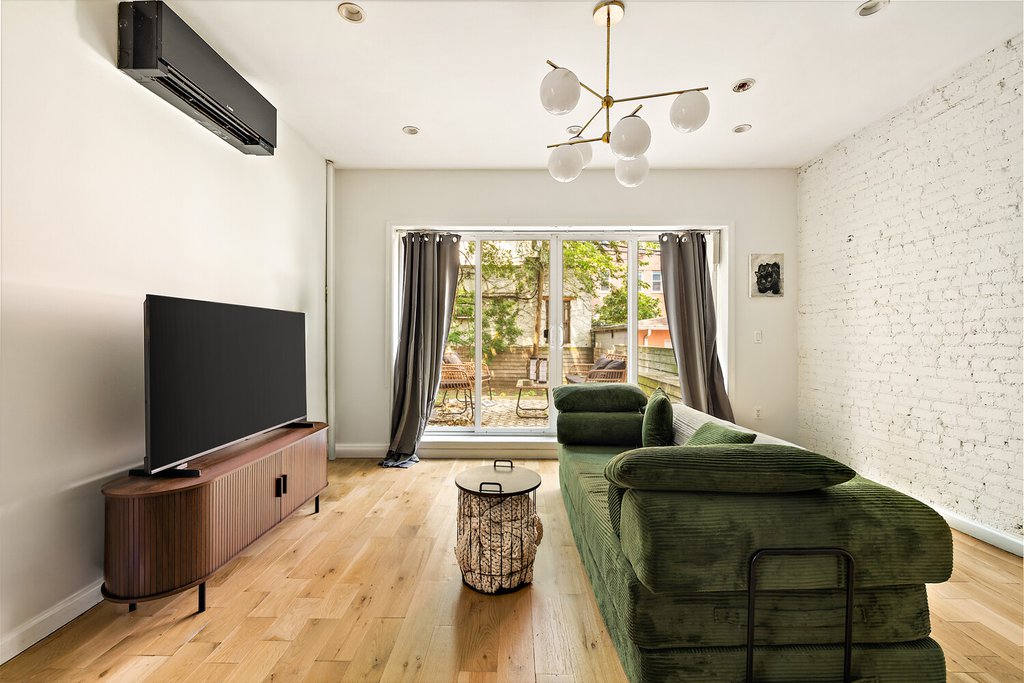 582 East 28th Street, Unit 3FAMILY photo 2
