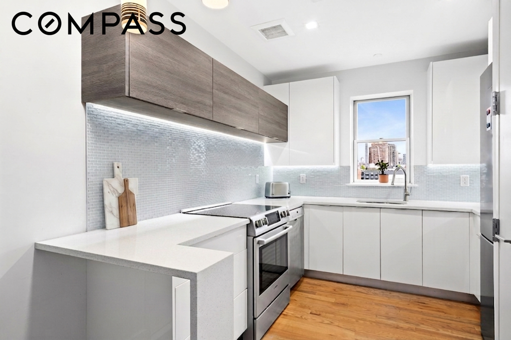 1059 Manhattan Avenue, Unit PHB photo 3