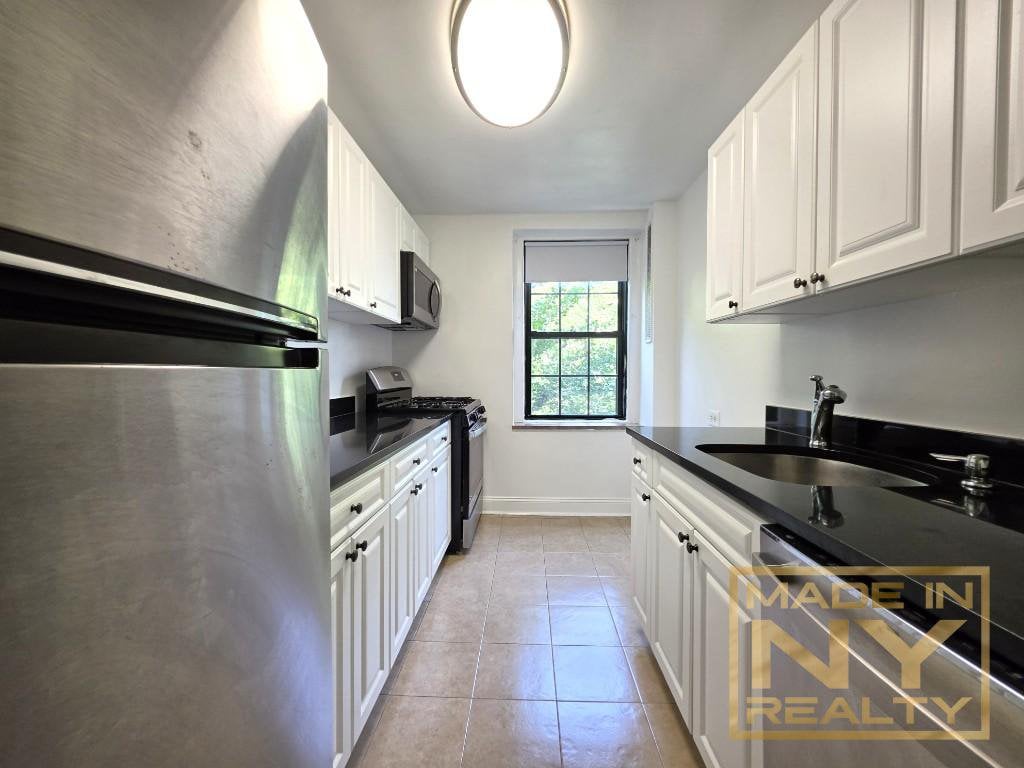 51-01 39th Avenue, Unit F52