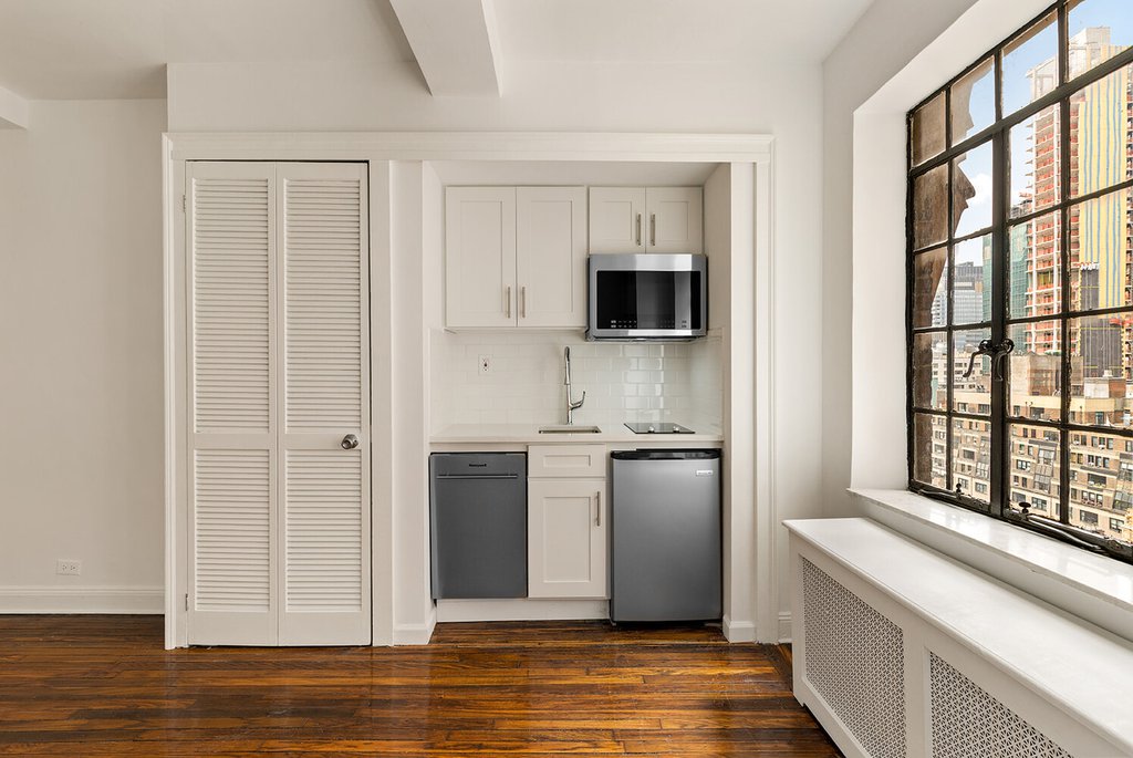 45 Tudor City Place, Unit 1809 photo 3