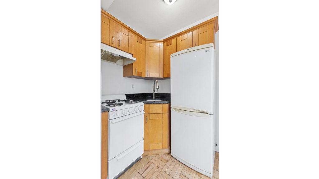 225 East 46th Street, Unit 11E photo 4