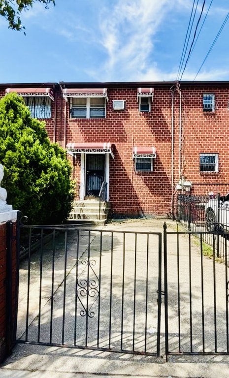 582 Hendrix Street – For Sale