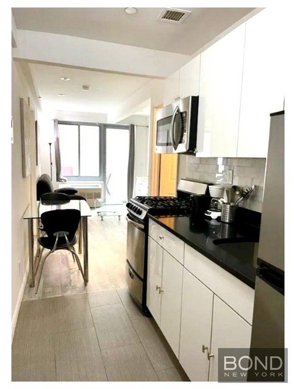521 West 48th Street, Unit 2D