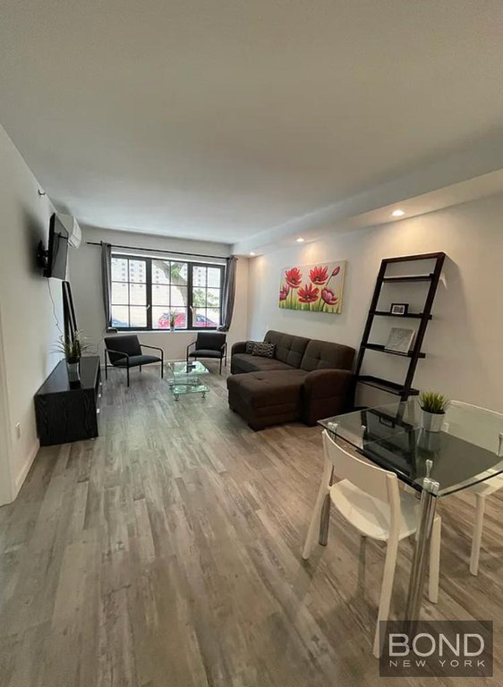 433 West 53rd Street, Unit 1A photo 2