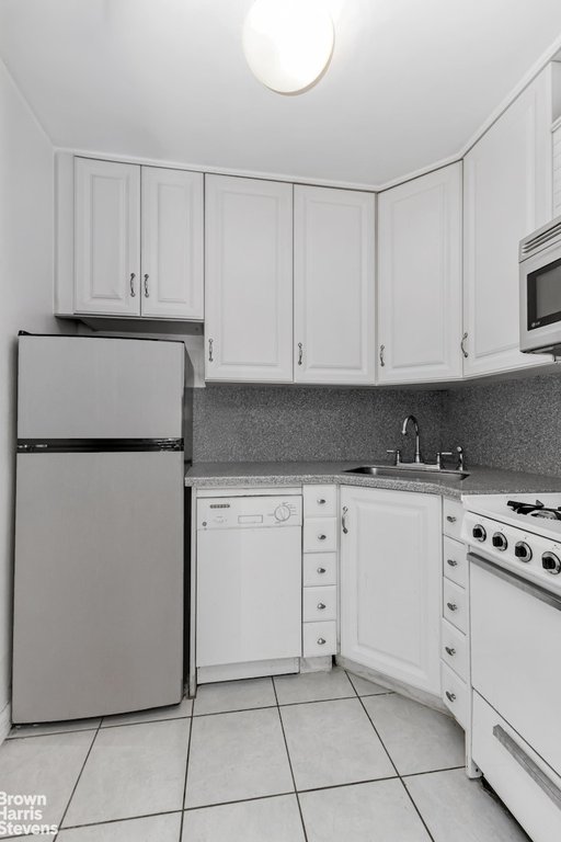 330 East 49th Street, Unit 4E photo 4