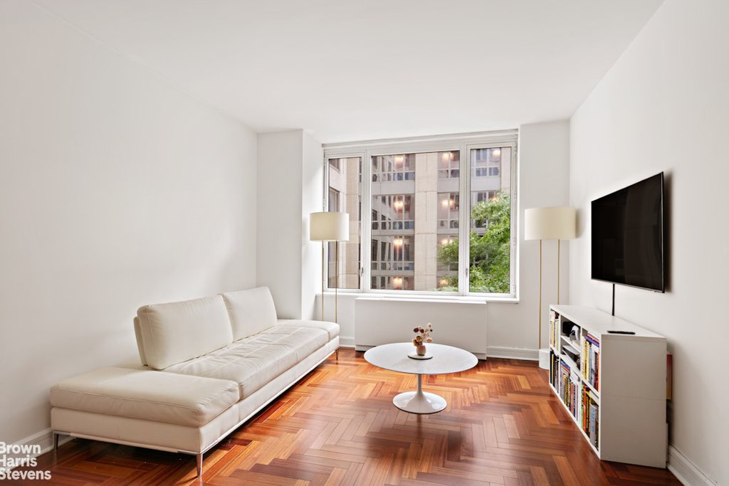 220 Riverside Boulevard, Unit 4B photo 2