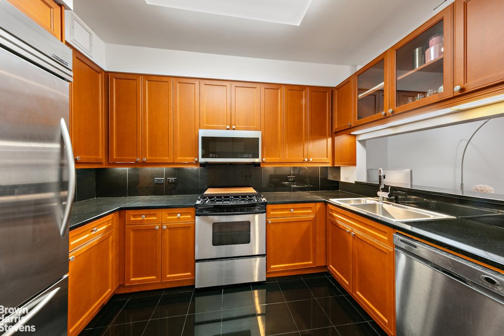 220 Riverside Boulevard, Unit 4B photo 4