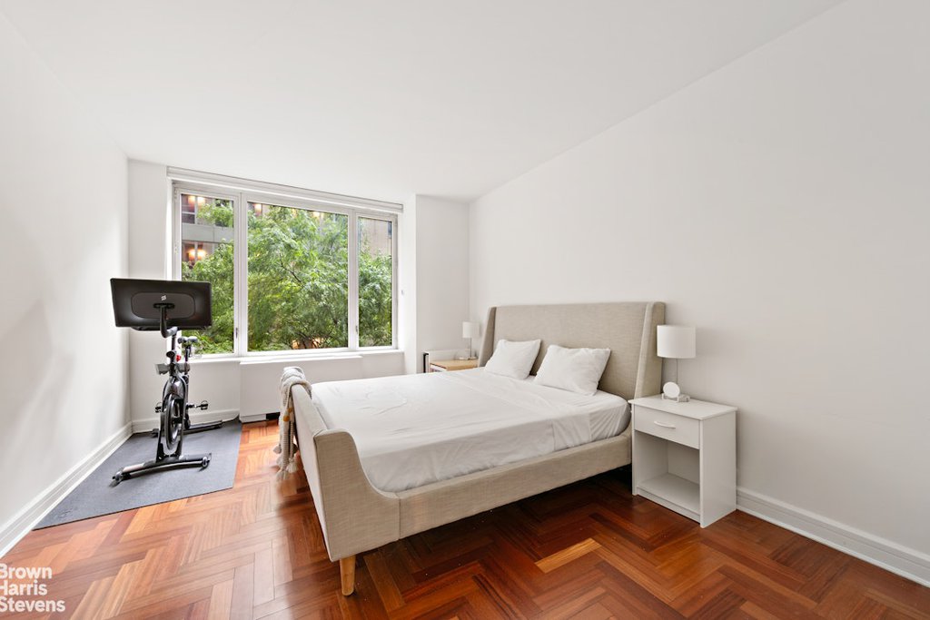 220 Riverside Boulevard, Unit 4B photo 5
