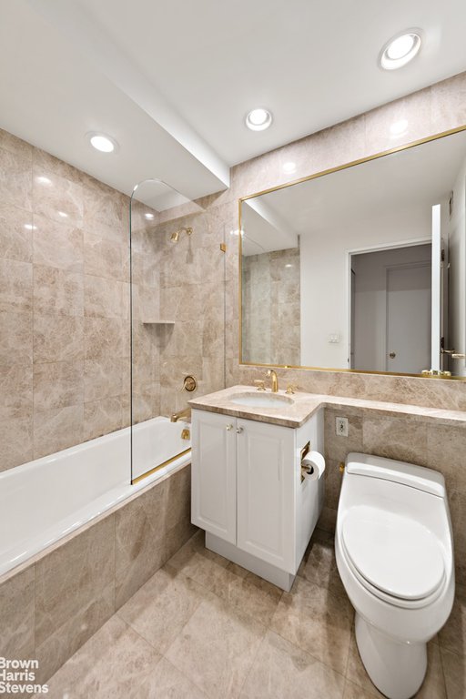 220 Riverside Boulevard, Unit 4B photo 6