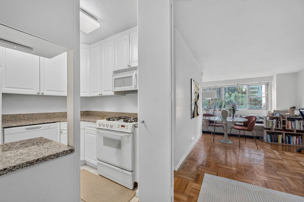 300 East 40th Street, Unit 9G photo 7