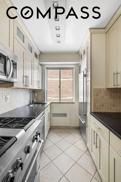 420 East 58th Street, Unit 19B photo 3