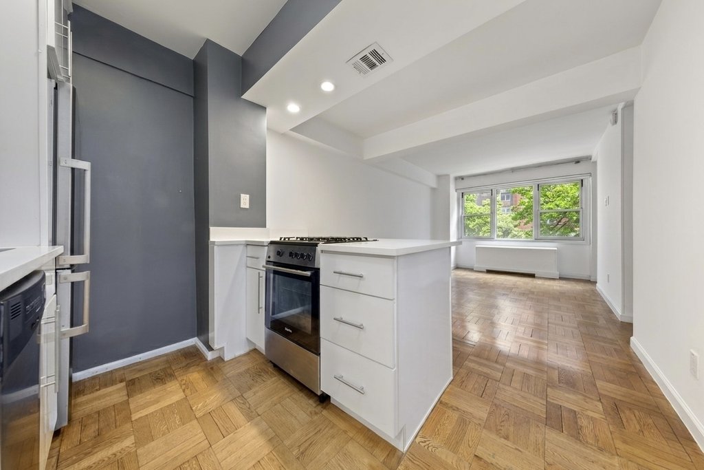 210 East 63rd Street, Unit 4A photo 2