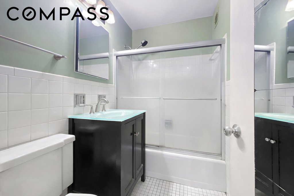 300 East 33rd Street, Unit 21E photo 4