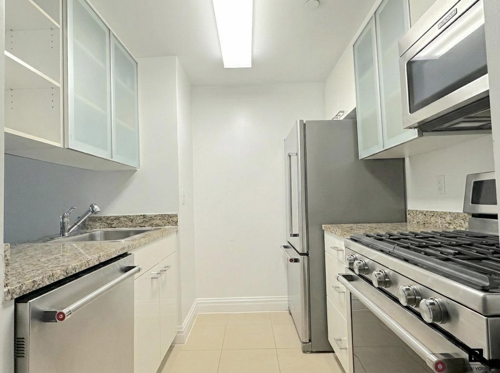 210 Warren Street, Unit 14C photo 2