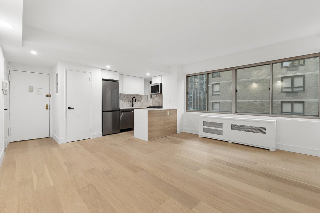 225 East 46th Street, Unit 12H photo 2
