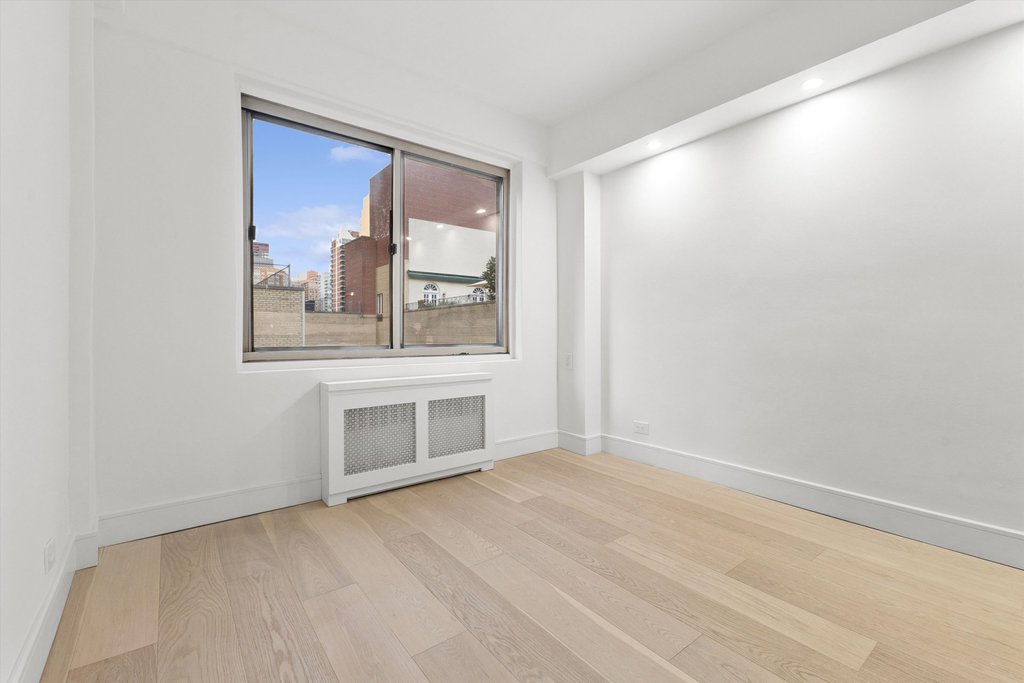 225 East 46th Street, Unit 12H photo 3