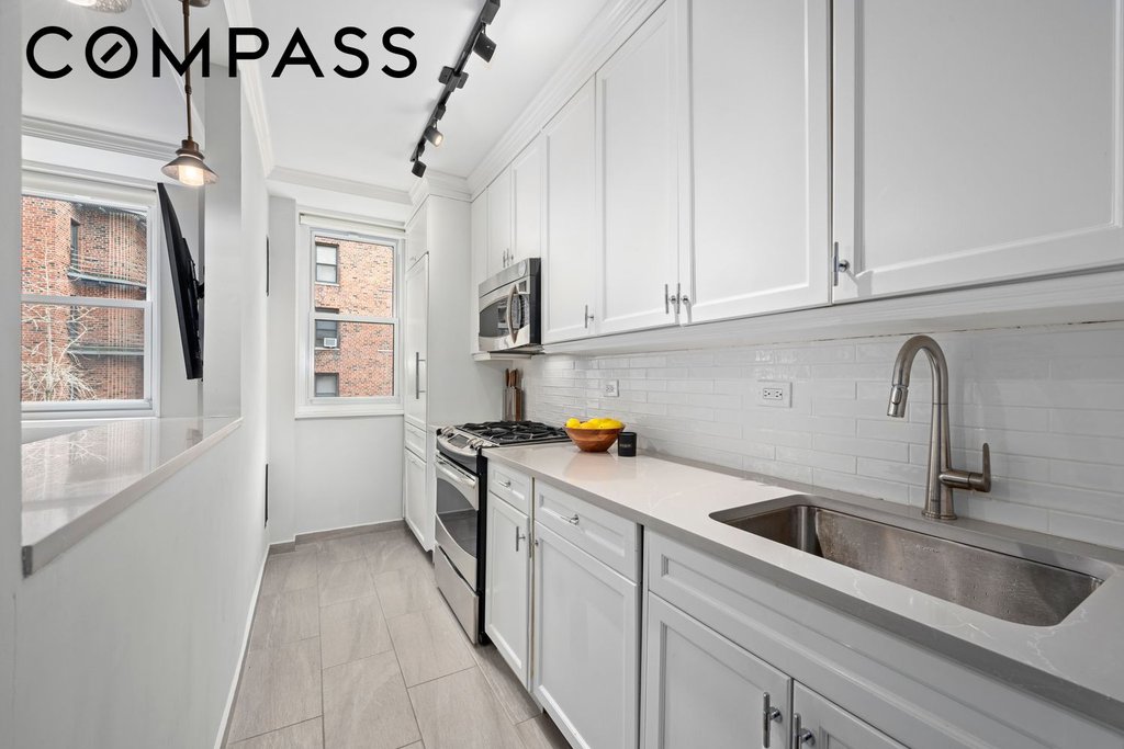 63 East 9th Street, Unit 4R photo 3