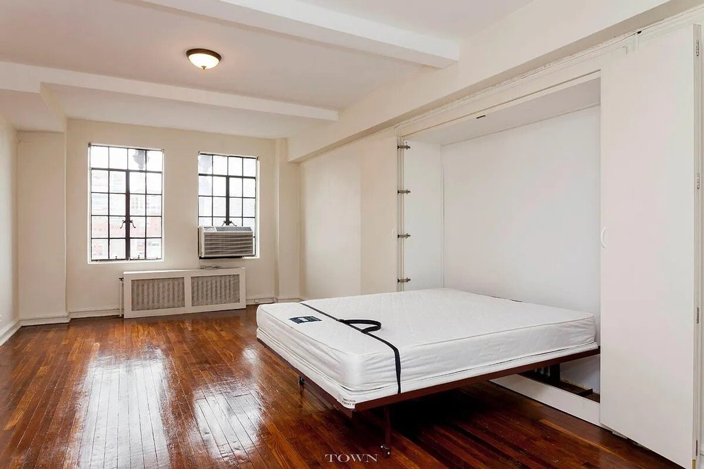320 East 42nd Street, Unit 2207 photo 3