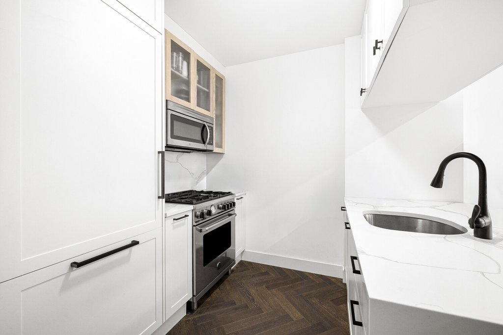 11-12 44th Drive, Unit 3C photo 5