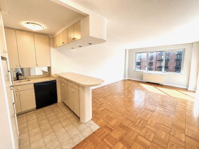 201 East 25th Street, Unit 14G photo 5