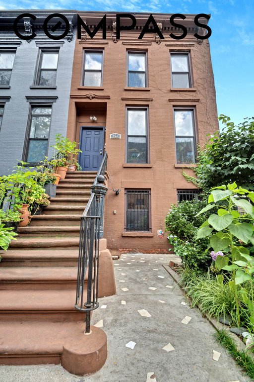 962 Gates Avenue – For Sale