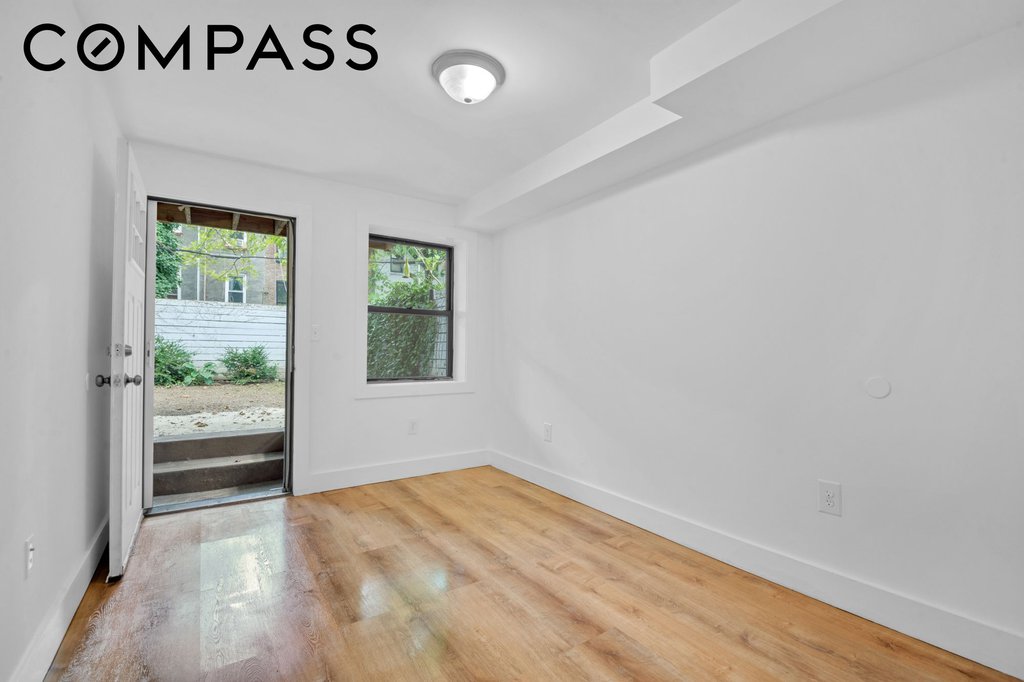 962 Gates Avenue – For Sale photo 11