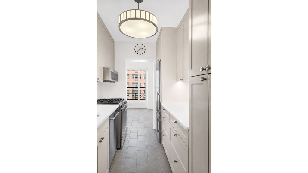 36 Sutton Place South, Unit 11B photo 3