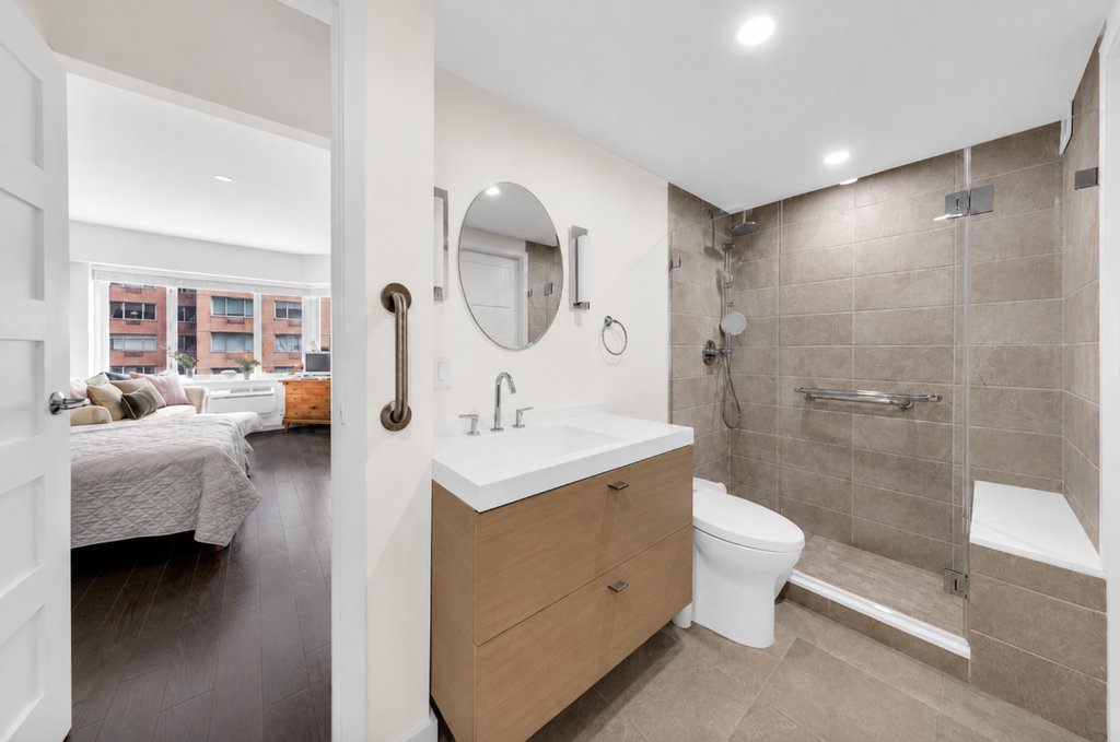 36 Sutton Place South, Unit 11B photo 6