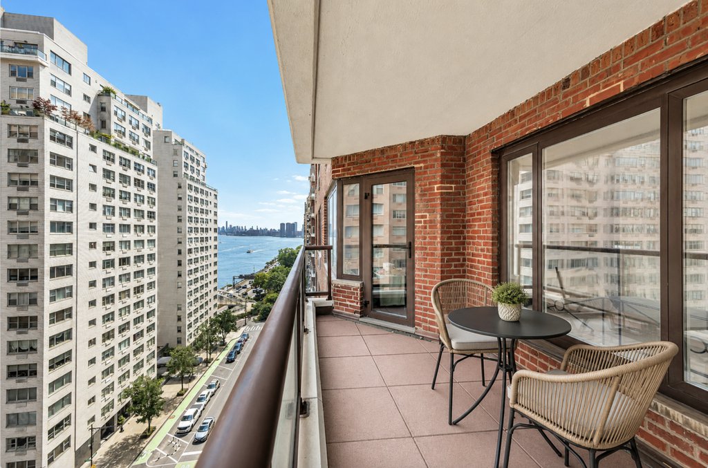 36 Sutton Place South, Unit 11B photo 7