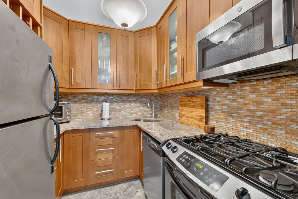 305 East 24th Street, Unit 14K photo 5