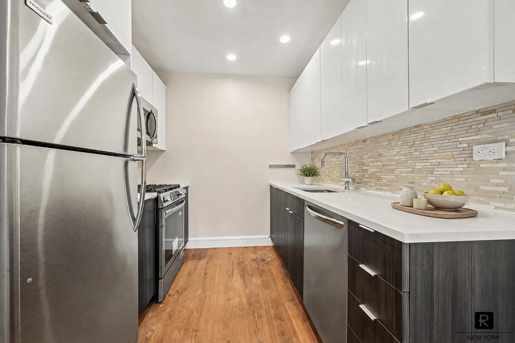 25-21 43rd Avenue, Unit 801 photo 3