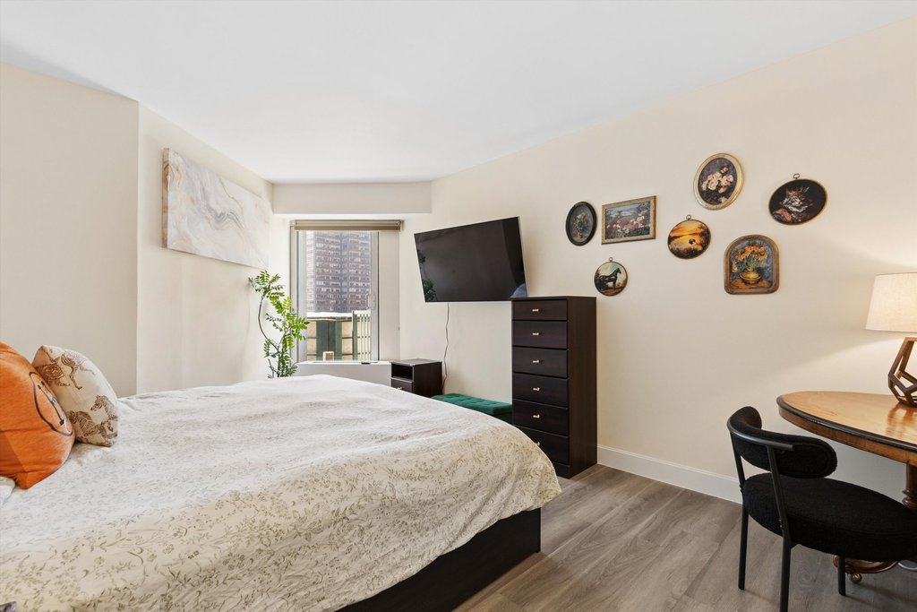 150 West 56th Street, Unit 2810 photo 3