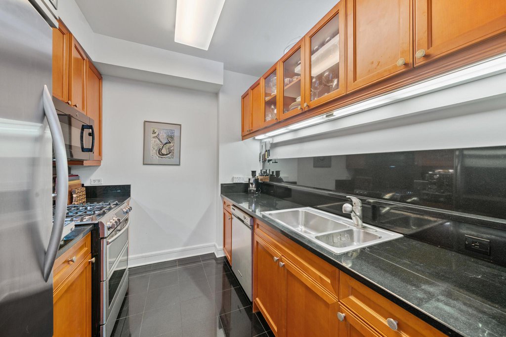 220 Riverside Boulevard, Unit 5K photo 3