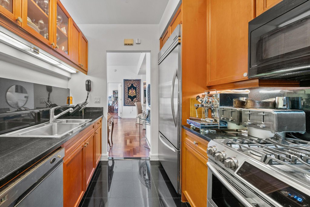 220 Riverside Boulevard, Unit 5K photo 4