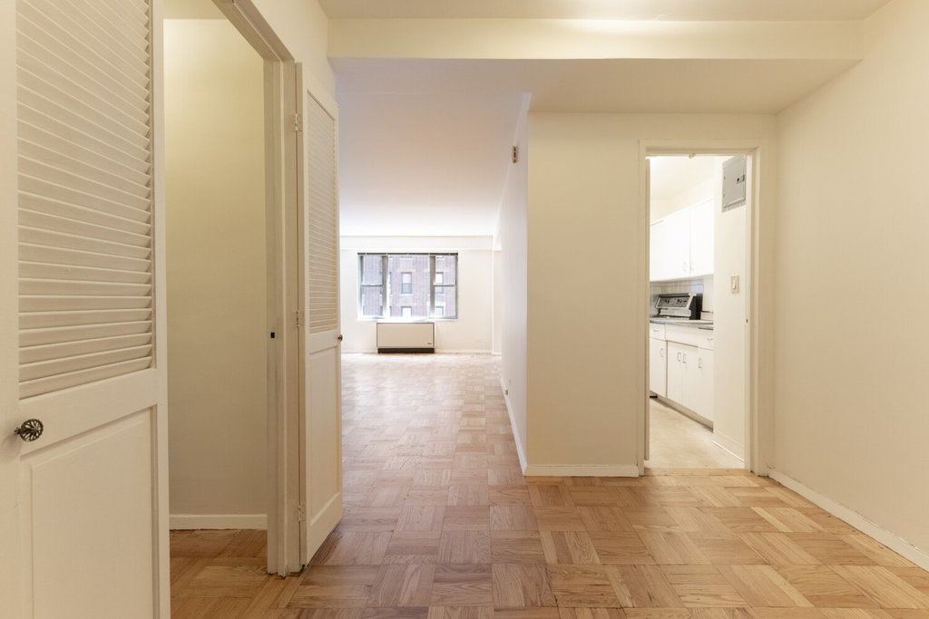 310 Lexington Avenue, Unit 5H photo 3