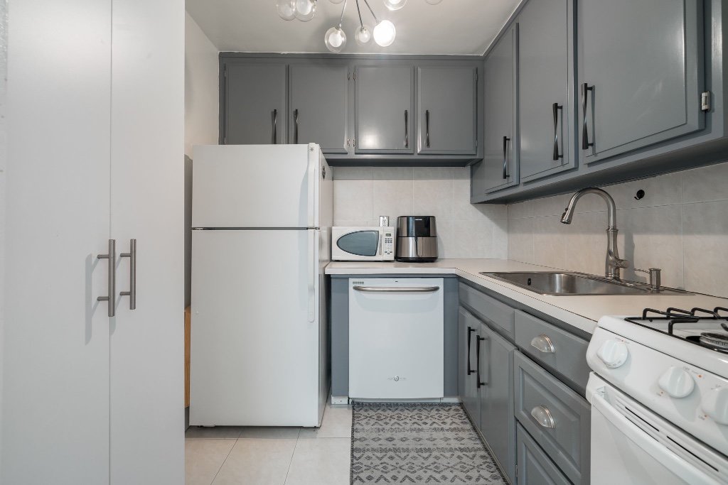 305 East 24th Street, Unit 11K photo 6