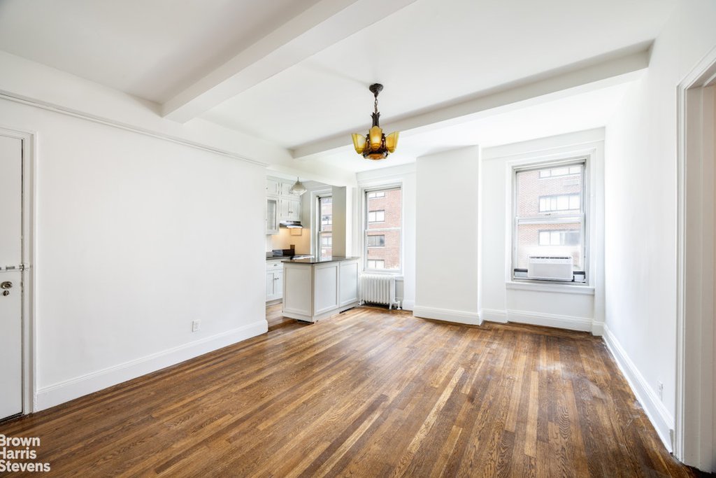 325 West 45th Street, Unit 601 photo 2