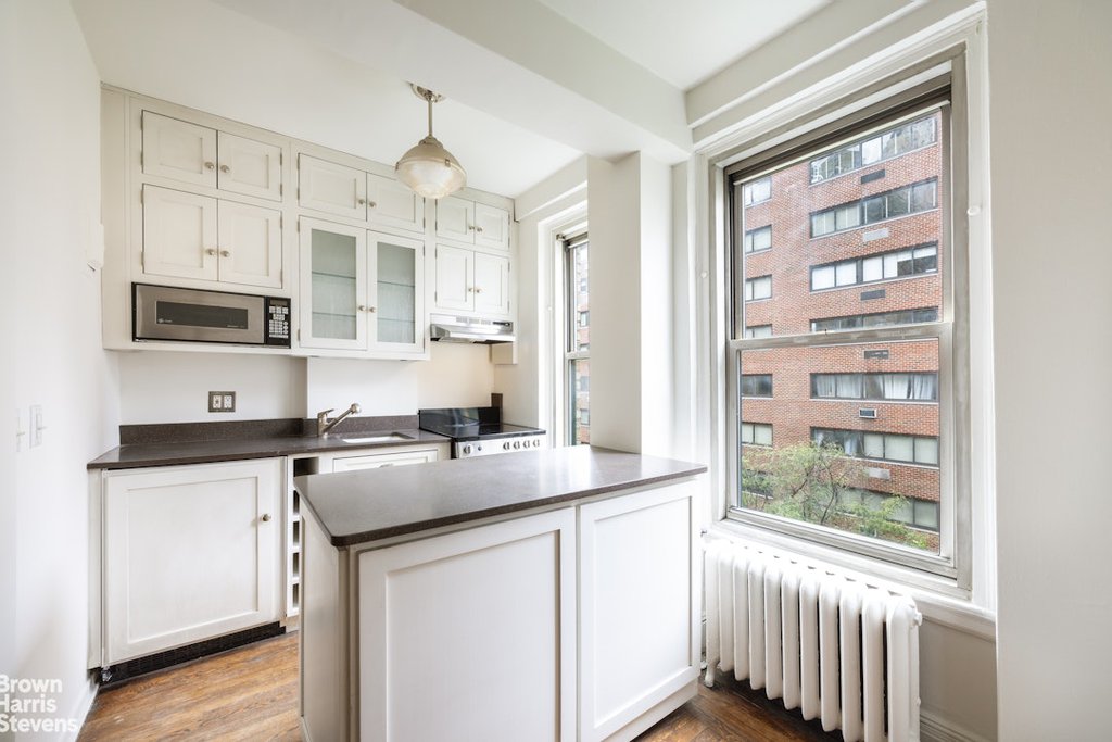 325 West 45th Street, Unit 601 photo 3