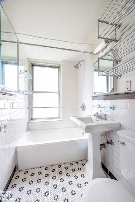 325 West 45th Street, Unit 601 photo 6