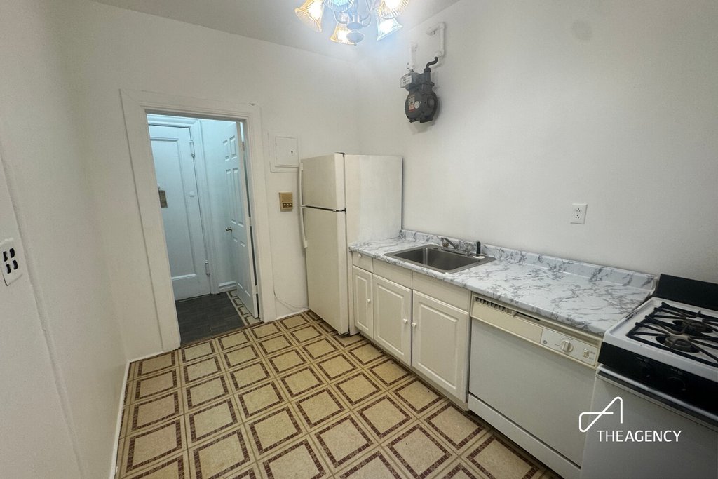 825 Walton Avenue, Unit 1C photo 8