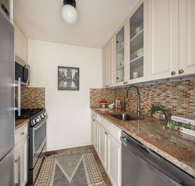 216 East 47th Street, Unit 22B photo 10