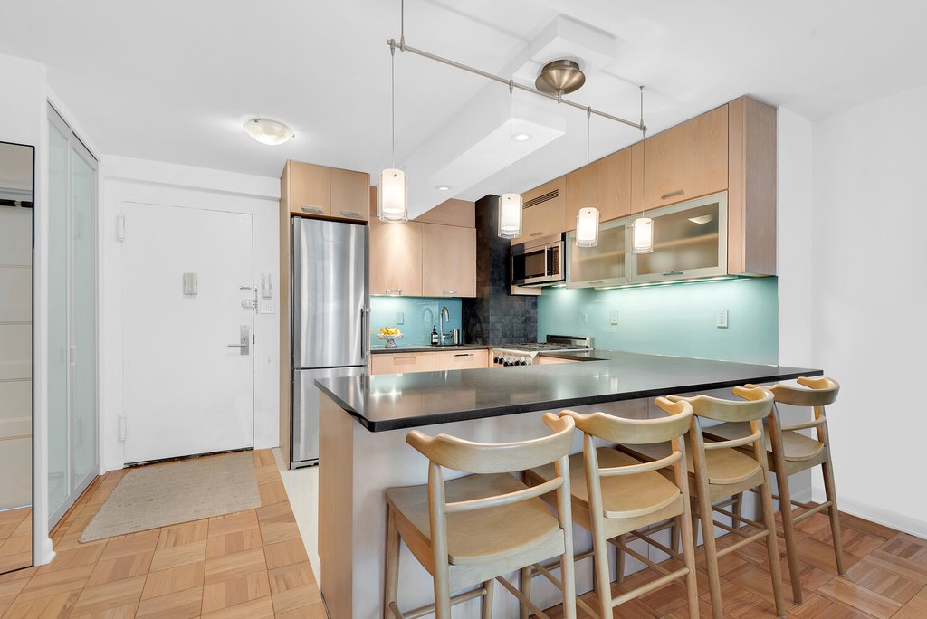 201 East 25th Street, Unit 9E photo 4
