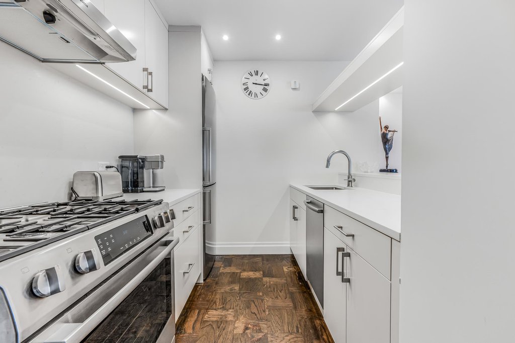 415 East 37th Street, Unit 9L photo 2