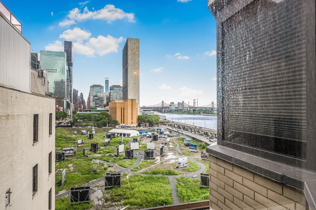 415 East 37th Street, Unit 9L photo 3