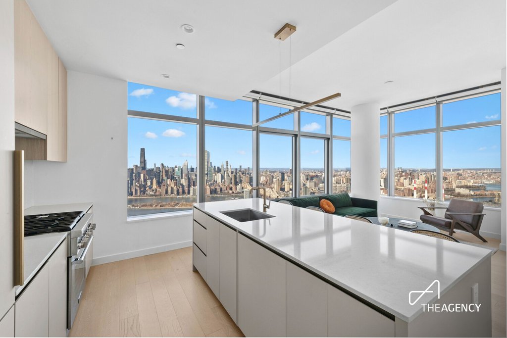 3 Court Square, Unit PH302