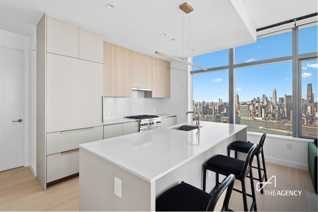 3 Court Square, Unit PH302 photo 3