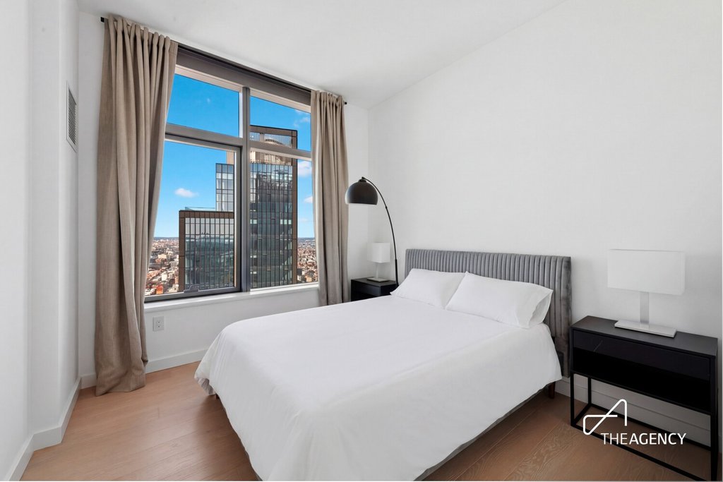 3 Court Square, Unit PH302 photo 4